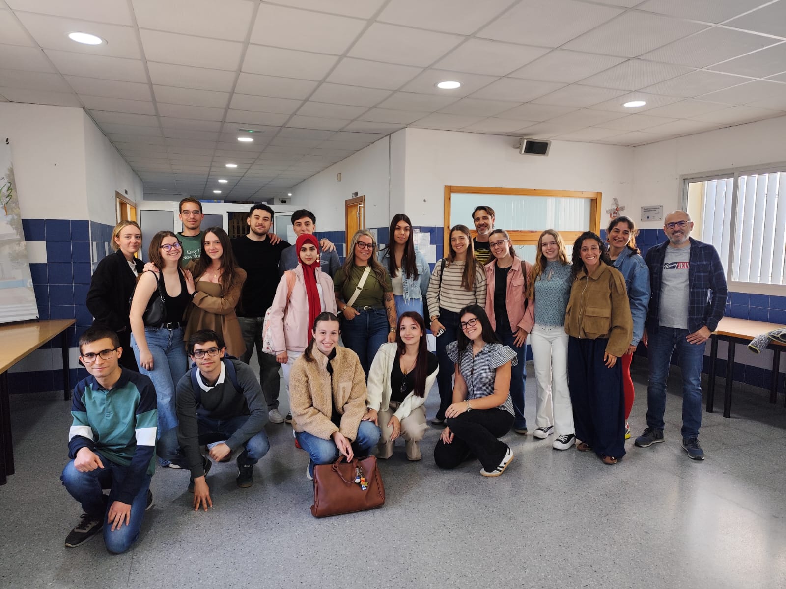 Estudiantes de primer curso de la Facultad de Enfermería de la UCA imparten talleres de promoción de la salud en centros educativos de Algeciras