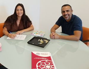 La Facultad de Enfermería y FAKALI firman un convenio de colaboración para integrar el programa s...